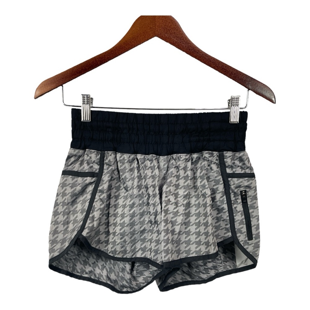 Lululemon Tracker Shorts Giant Houndstooth Grey and Black, Size 6